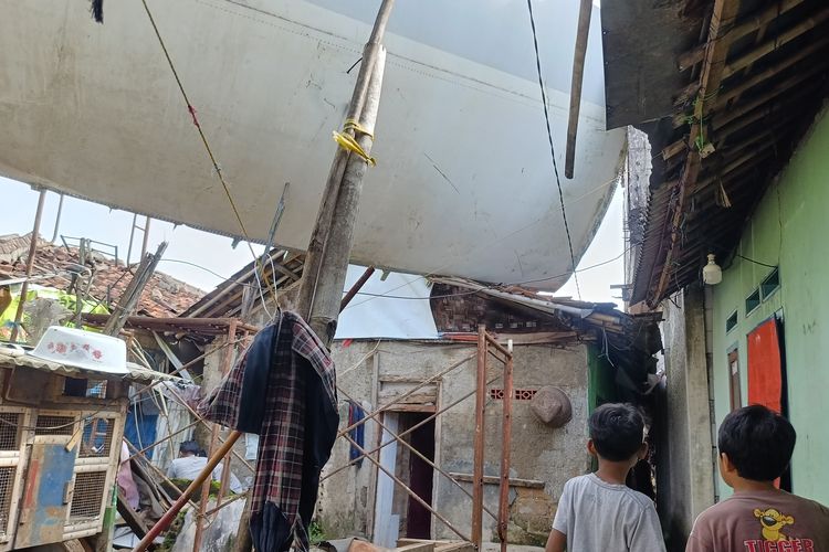Sayap pesawat jatuh hancurkan 55 rumah warga Kemang Bogor akibat puting beliung