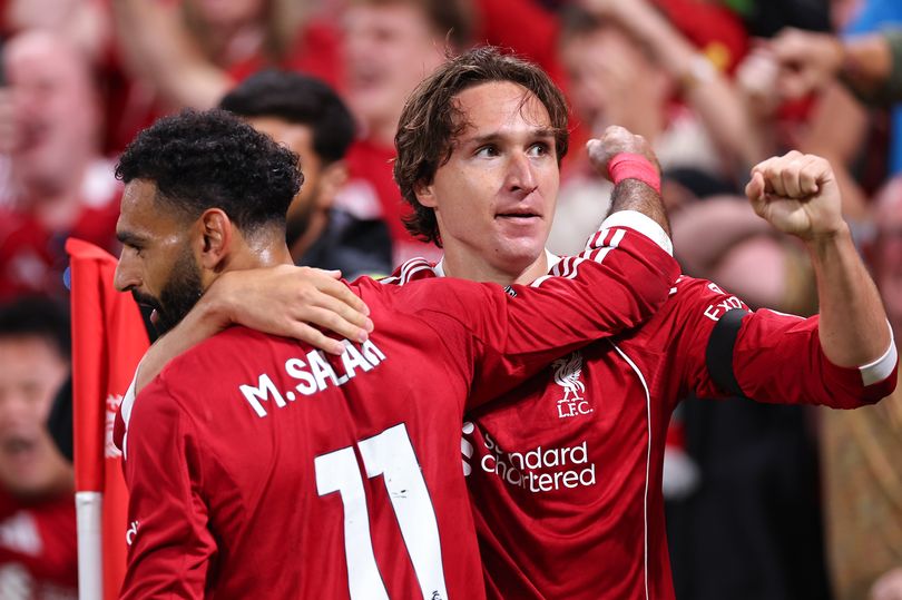 Federico Chiesa de Liverpool con Mohamed Salah