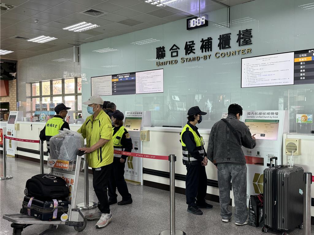 大陸軍演金門班機取消影響5千人女遊客嚇哭搶票返台「怕打起來」