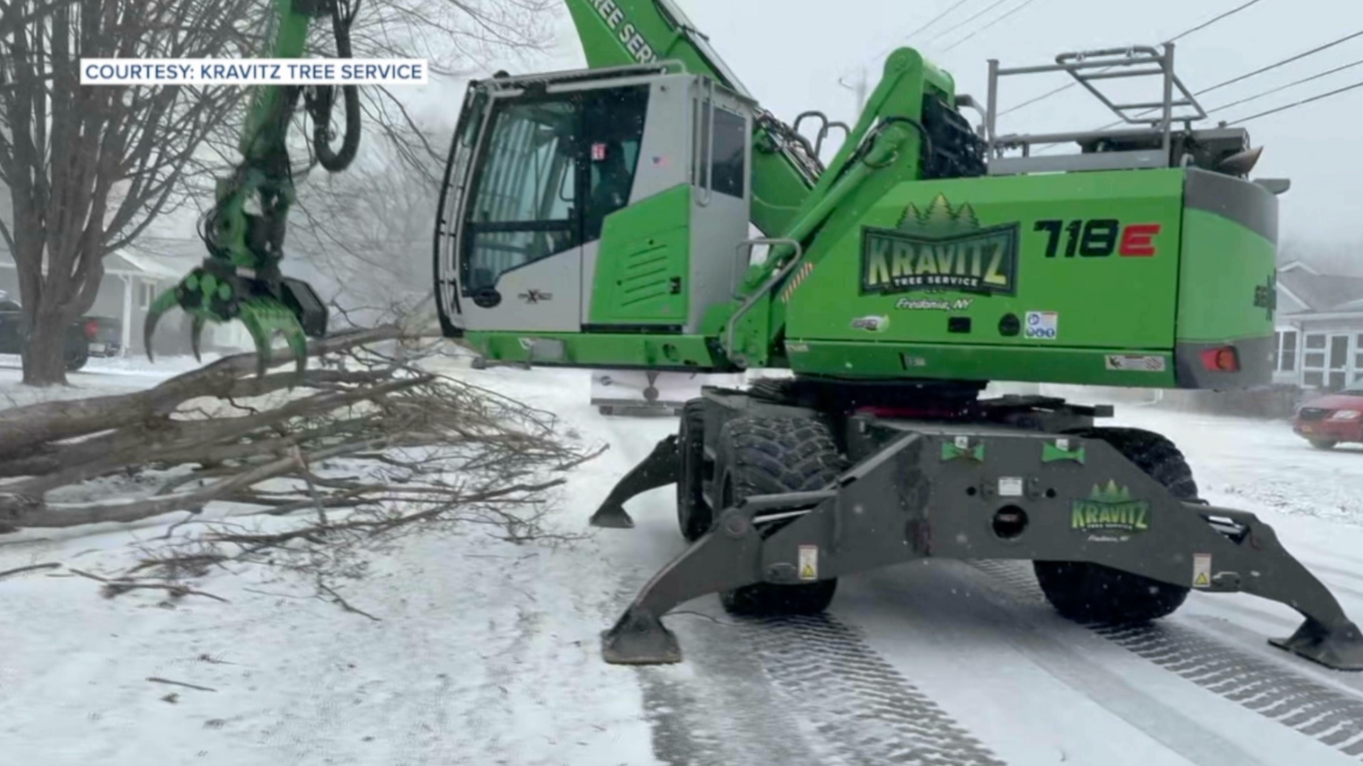 'It's kind of like the perfect storm:' Wind and snow blast Lake Erie ...