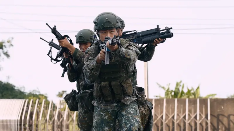 ▲《CNN》報導指出，面對中國日益增長的軍事威脅，台灣政府已增加國防開支、延長義務役役期，但同時有些民眾正在準備「逃離台灣」。（圖／國防部發言人臉書 facebook.com/MilitarySpokesman）