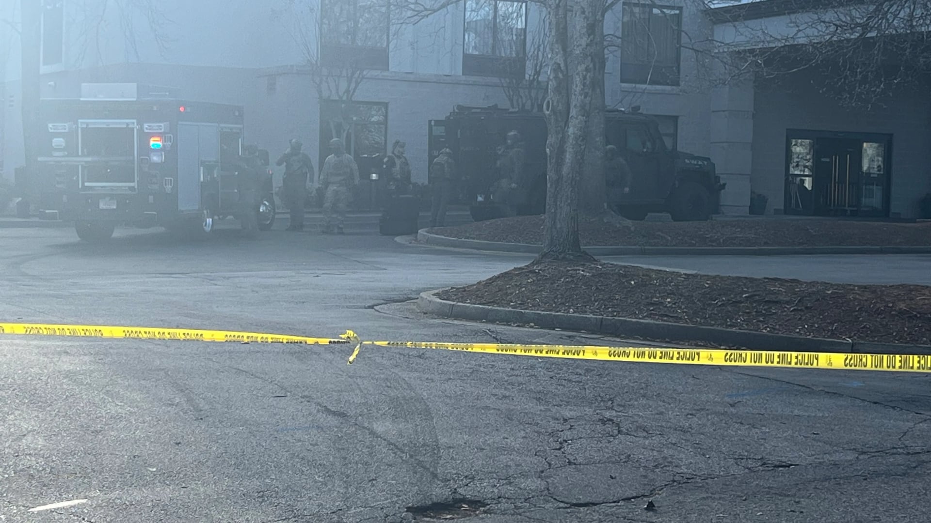 Murder suspect surrenders after father’s phone call to him during SWAT ...