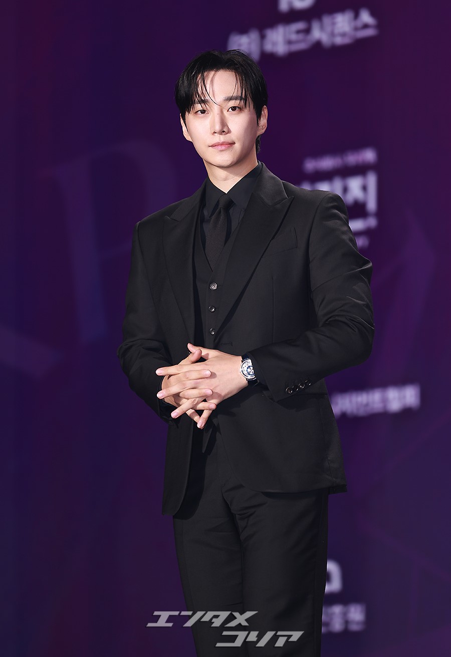 フォト】2PMイ・ジュノ 黒スーツ姿…甘いほっぺハート＆笑顔＝APAN