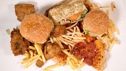 อาการเมาค้างอาจทำให้เราอยากอาหารจานด่วนซึ่งจะทำให้กระบวนการตอบสนองต่อการอักเสบของร่างกายแย่ลง