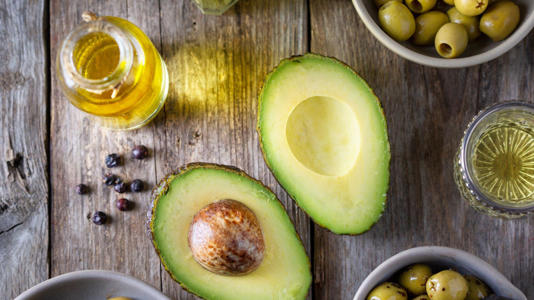 นักโภชนาการแนะนำให้เลือกรับประทานอาหารที่มีโปรตีนสูง เช่น ไก่หรือไข่ และไขมันดี เช่นอะโวคาโดและน้ำมันมะกอก