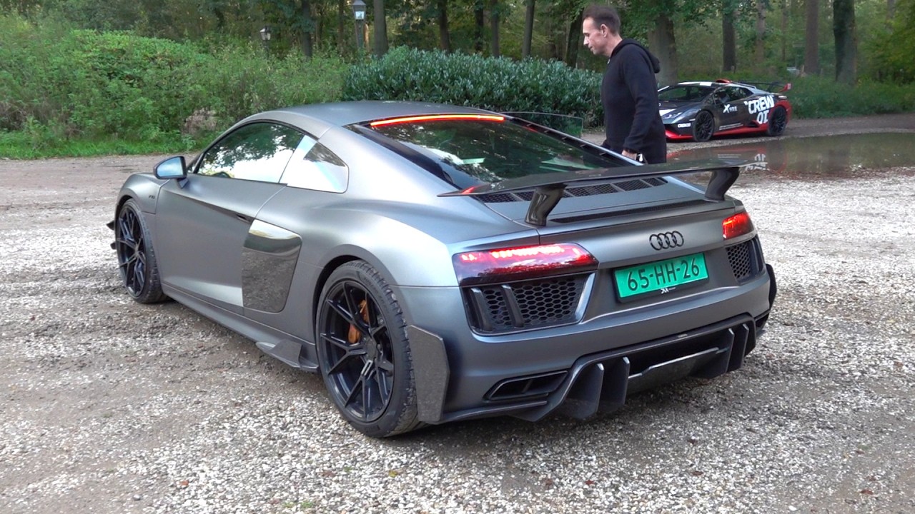 Audi R8 maakt zich klaar om weg te rijden op een natte bosweg