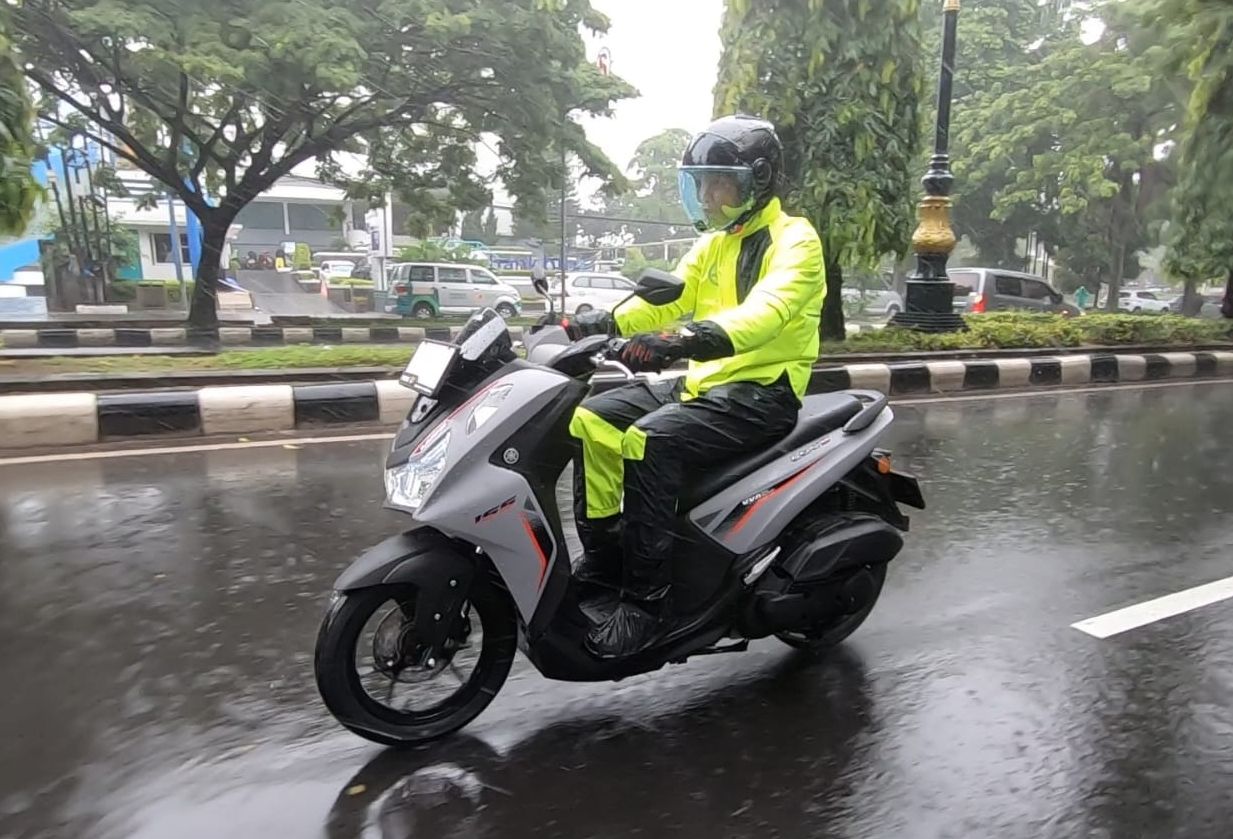 Waspada! 4 Bahaya Mengintai Saat Berkendara Hujan, Simak!