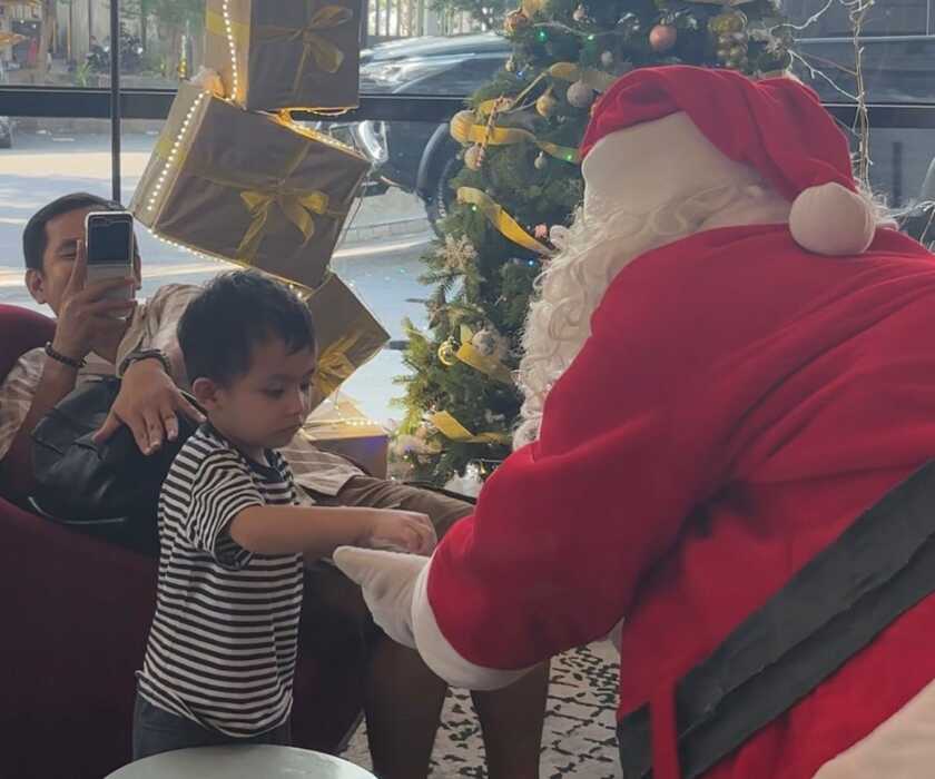 Rayakan Natal 2025 dengan Santa dan Merchandise Spesial di The Reiz Suites
