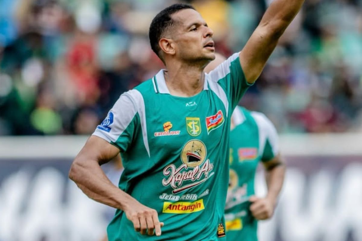 Penebusan dosa Leo Lelis! Cerita bek rasa striker milik Persebaya Surabaya