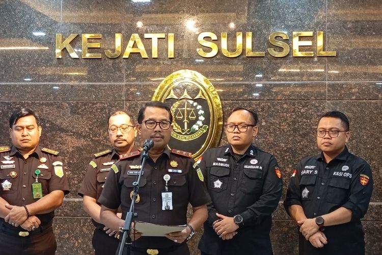 Kepala Kejaksaan Tinggi (Kajati) Sulsel, Didik Farkhan Alisyahdi saat melakukan konferensi pers di gedung Kejati Sulsel, Jalan Urip Sumiharjo, Kota Makassar, Sulsel, Selasa (30/12/2025).