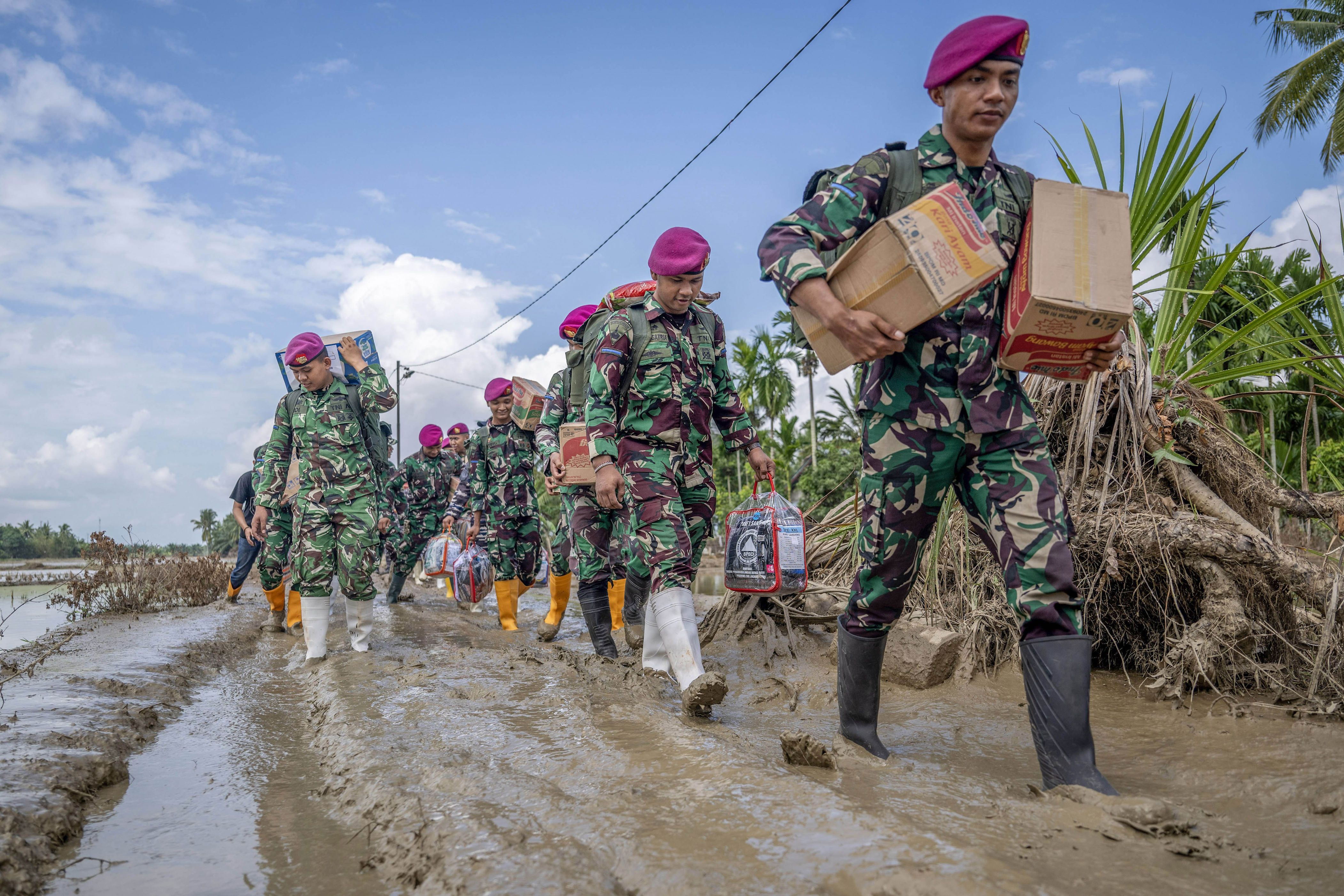 Personel TNI Berjalan Kaki Antar Logistik ke Dusun Terpencil di Tapanuli Tengah