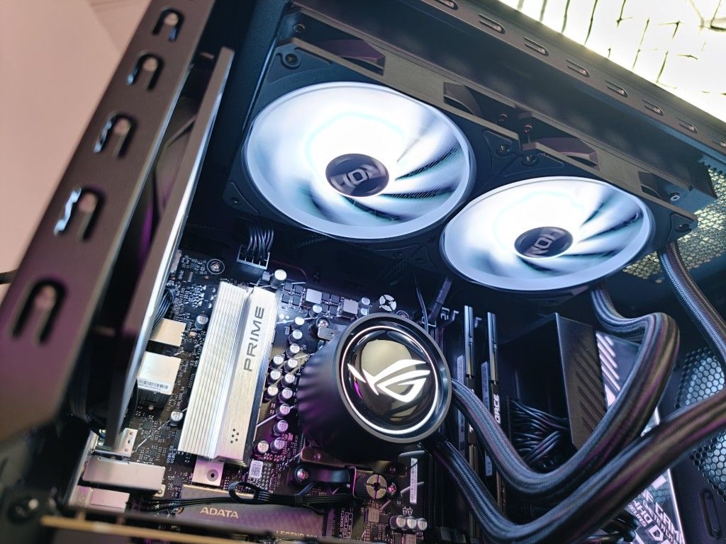 Review ROG GM700: Desktop pre-built RTX 5080, quad-fan, tool-less