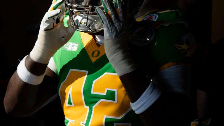 Oregon Ducks make history with Orange Bowl helmets