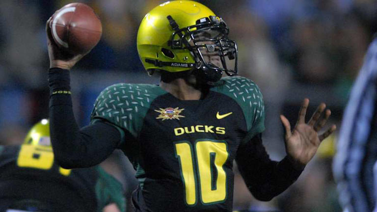 Oregon Ducks make history with Orange Bowl helmets