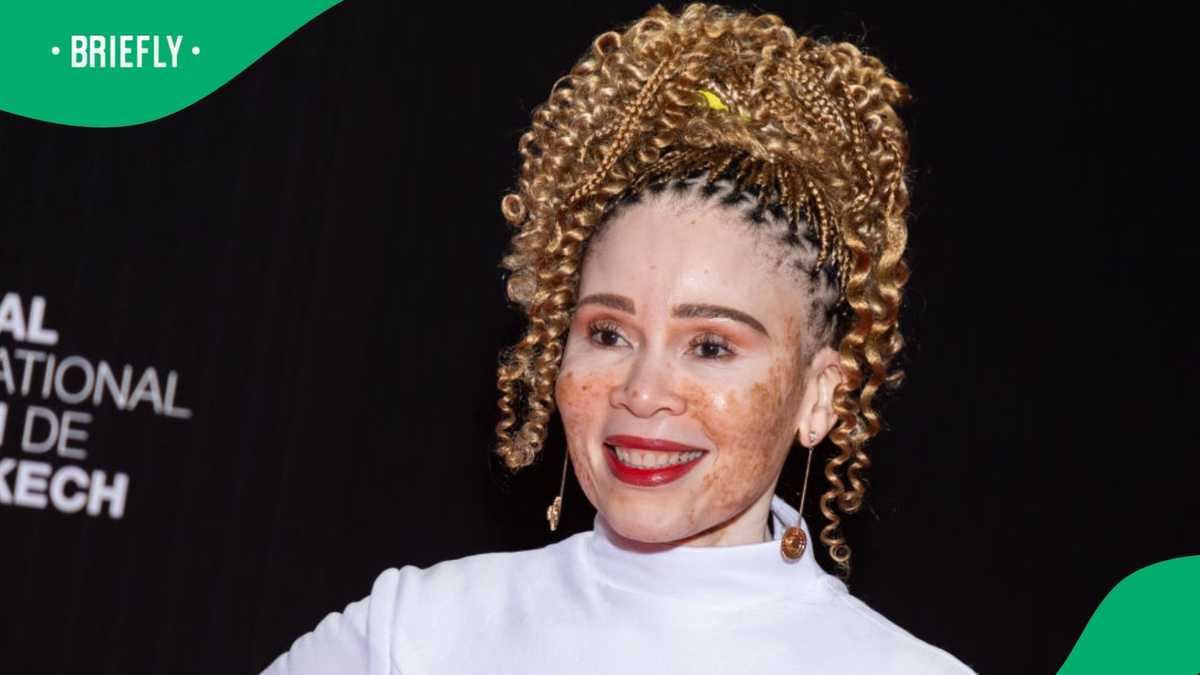 Look at the photo of Leleti Khumalo and her mom that has the