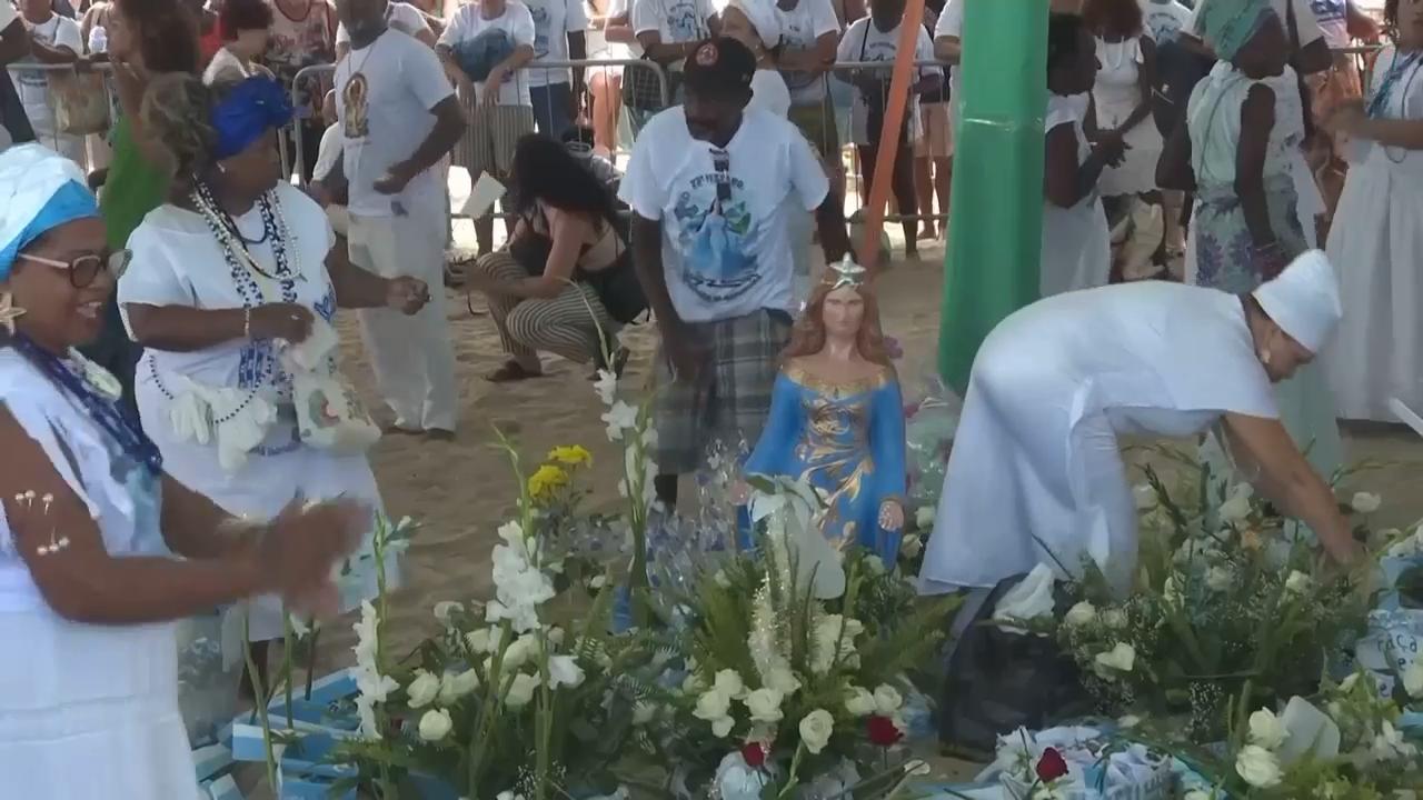 Devotees honor sea goddess Yemanja with New Year tribute on Rio beach