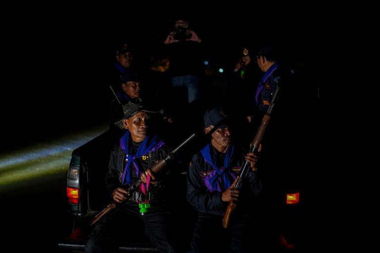 FOTO DE ARCHIVO: Voluntarios de seguridad de la aldea patrullan una aldea en medio de enfrentamientos mortales entre Tailandia y Camboya a lo largo de una zona fronteriza en disputa, en la provincia de Buriram, Tailandia, el 9 de diciembre de 2025. REUTERS/Athit Perawongmetha/Foto de archivo