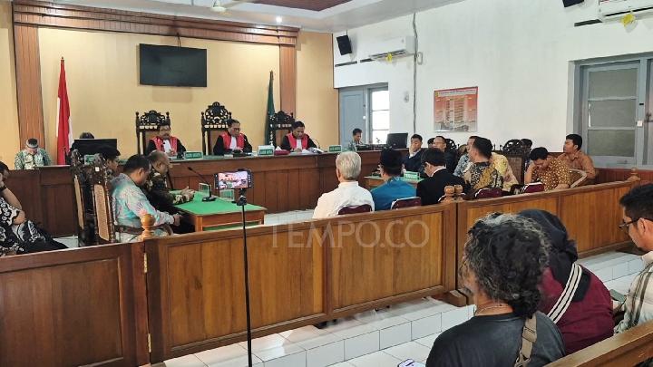Hakim Periksa Bukti dalam Sidang Ijazah Jokowi
