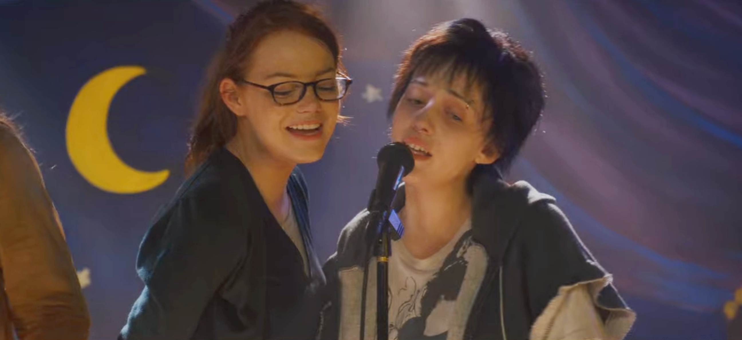 Natalie and Mona from "The House Bunny" are singing karaoke