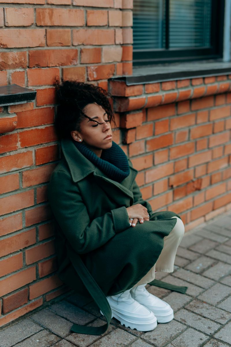 8 signs that a woman has no close friends