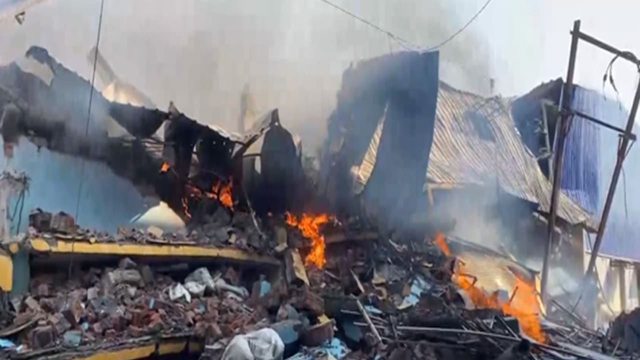 Indore: Massive fire engulfs chocolate factory, building collapses