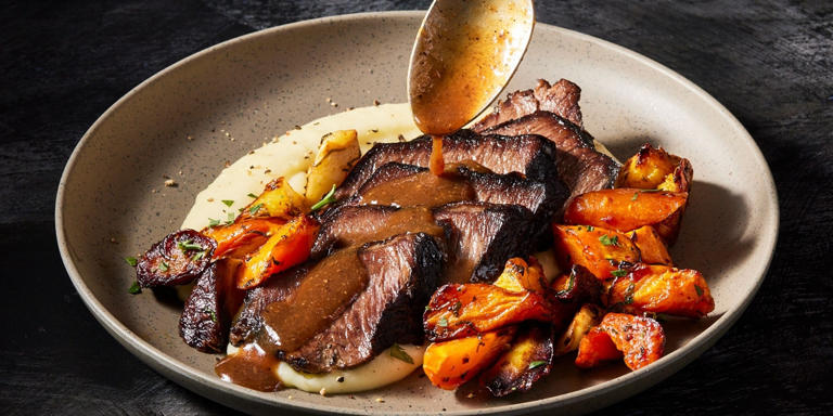 Duy trì chế độ ăn giàu protein, đặc biệt là protein từ đạm động vật, trong thời gian dài có thể tạo gánh nặng lớn cho thận.