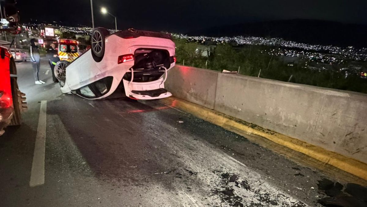 Joven pierde el control de su auto y vuelca en Paseo de los Leones en ...
