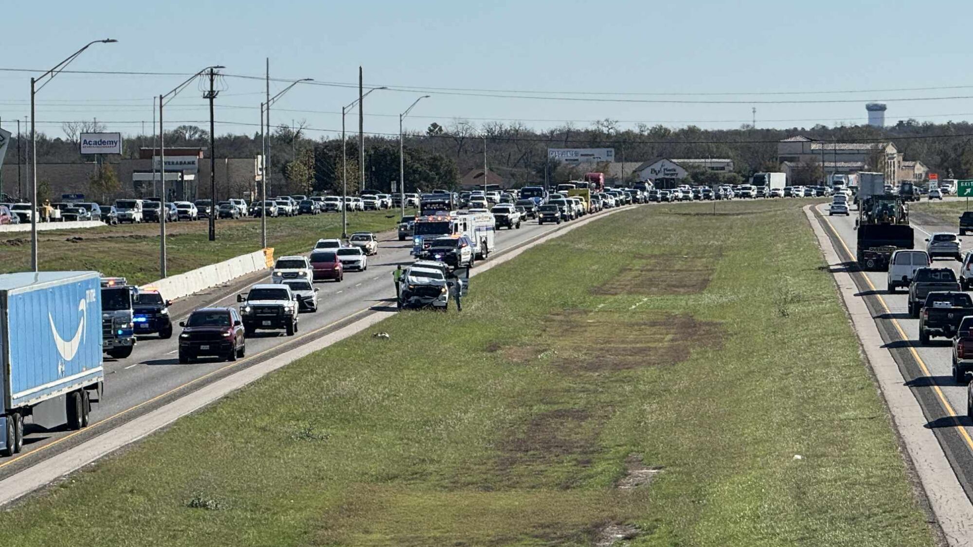 Multi-vehicle crash on Highway 6 causes injuries, traffic advisory