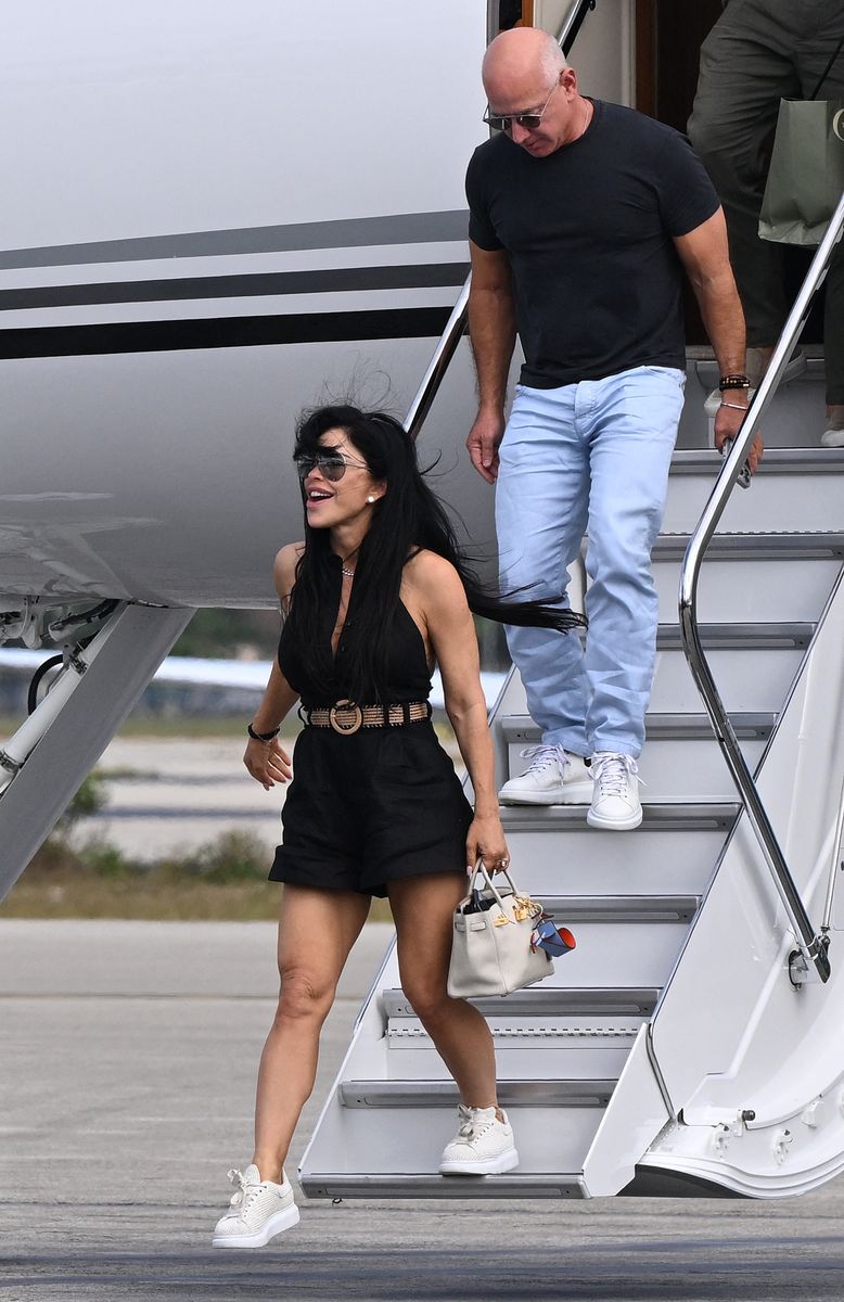 Lauren Sánchez Bezos kicks off 2026 dancing in denim mini skirt and ...