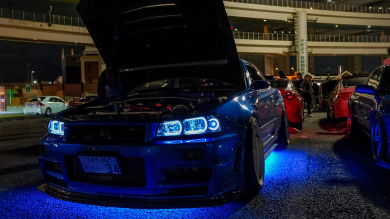 Is it legal for a car to have two different color headlights?