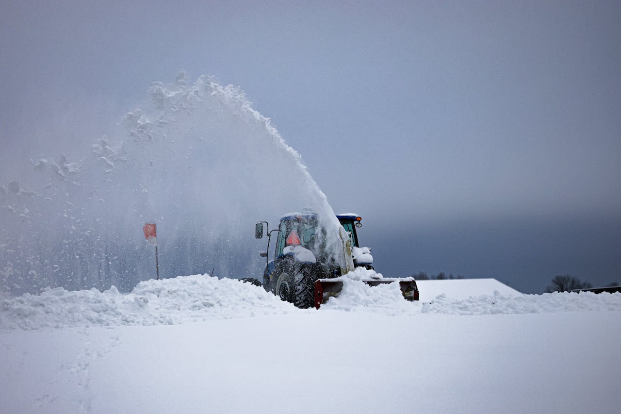 Springwater, Ont., officials urge residents to stay off roads due to ...