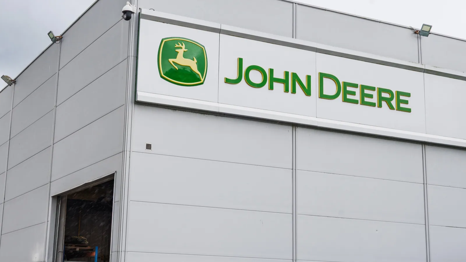 Iowa loses hundreds of jobs as John Deere moves $55M operations to Mexico