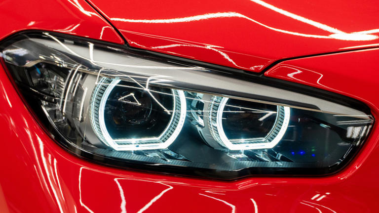 Is it legal for a car to have two different color headlights?