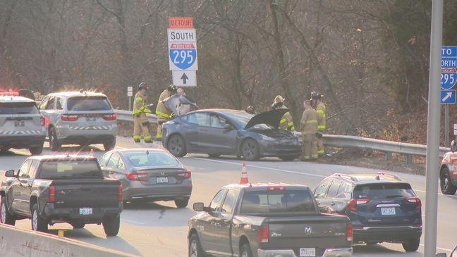 Rollover crash closes lane on I-95 south in Warwick
