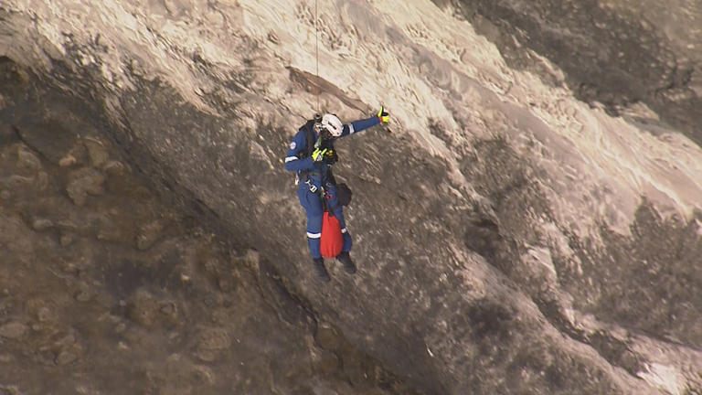 Paramedics rescue spear fisherman from side of cliff in Sydney