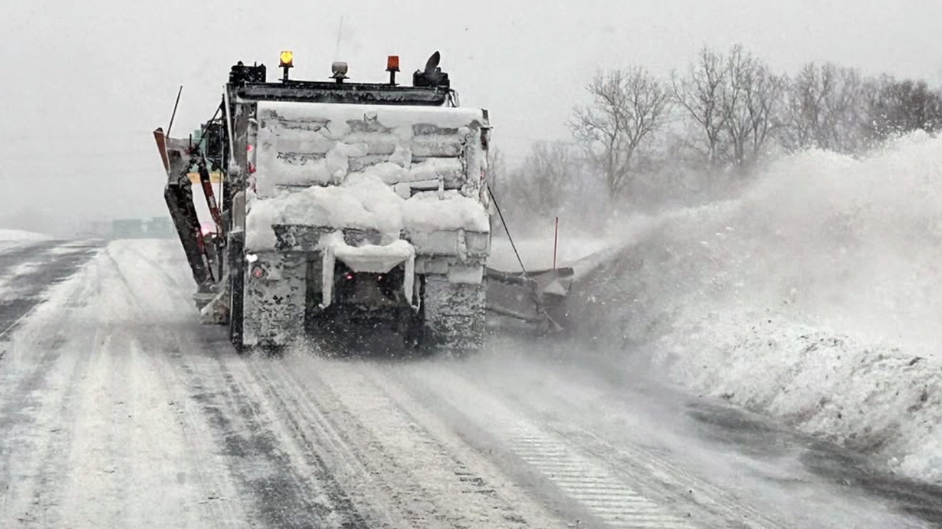 Eastern US faces heavy snow threats in days-long New Year's holiday storm