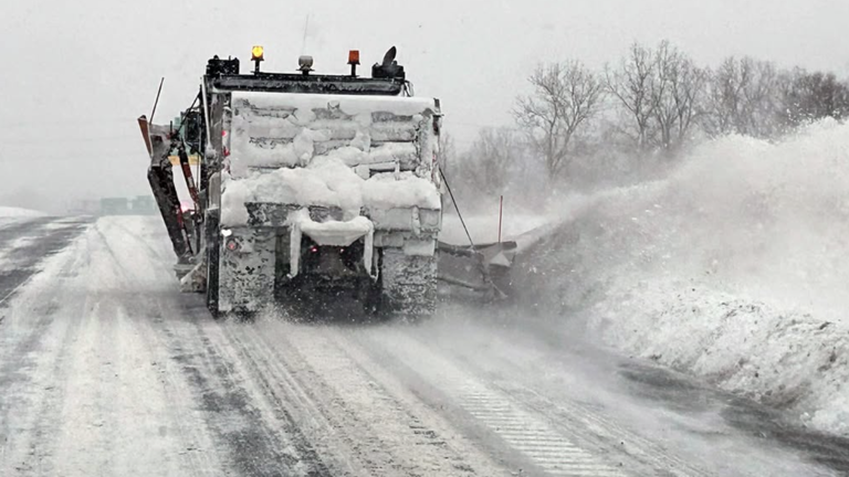 Eastern US faces heavy snow threats in days-long New Year's holiday storm