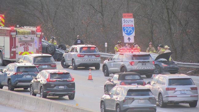 Rollover crash closes lane on I-95 south in Warwick