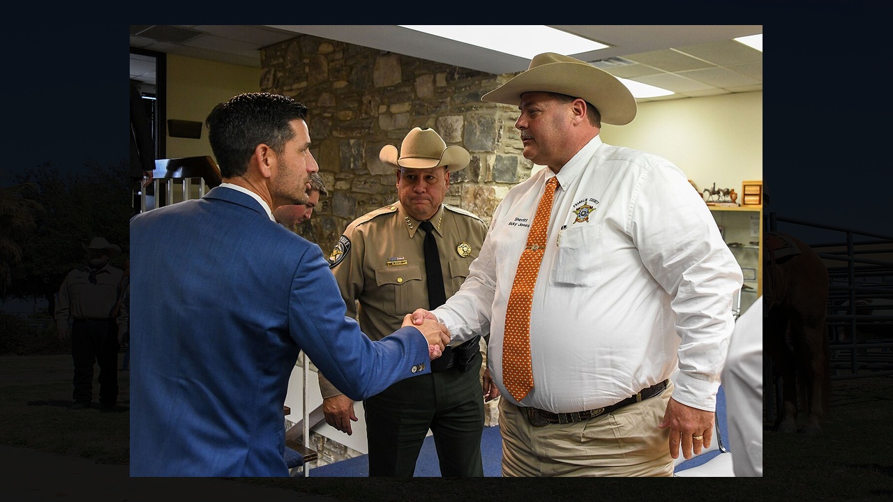 Texas sheriffs must work with ICE or face lawsuits starting in 2026