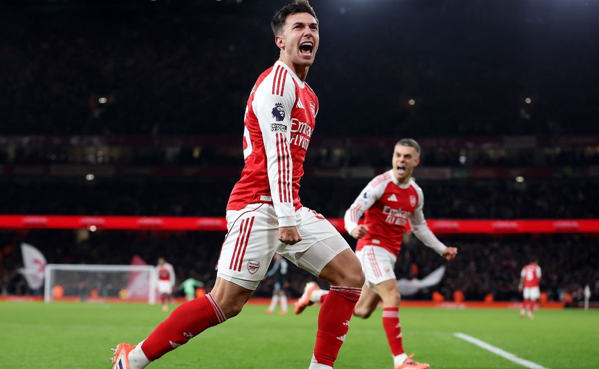 Arsenal goleó a Aston Villa y se aseguró la cima de la Premier League