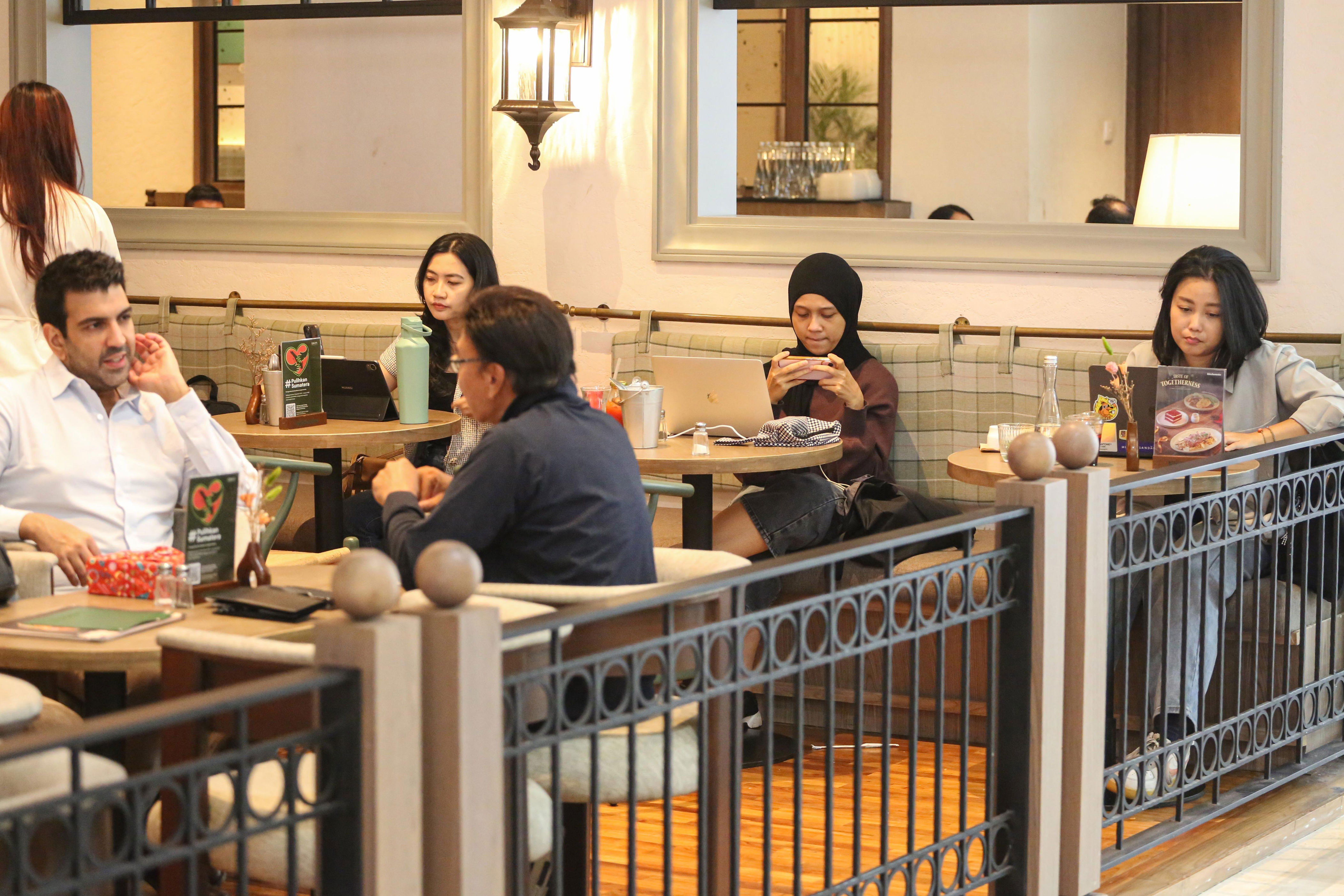 [Foto] Saat Pekerja Bekerja di Mal