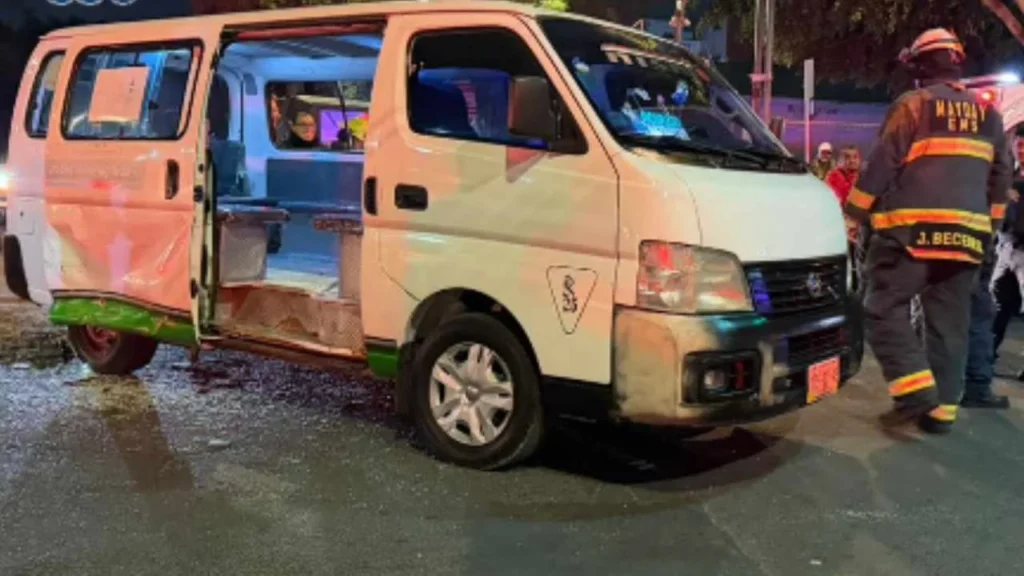 10 lesionados deja choque entre combi y auto en Iztacalco