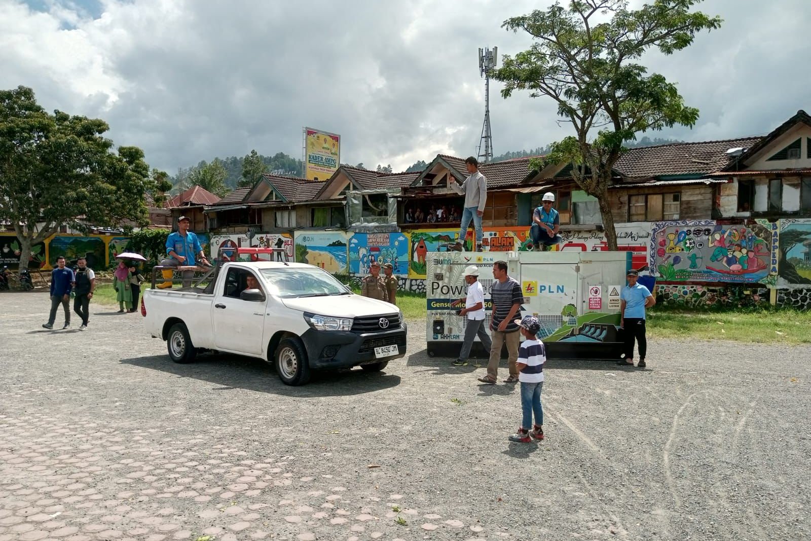 Momen gotong royong warga Aceh dan PLN angkut truk listrik
