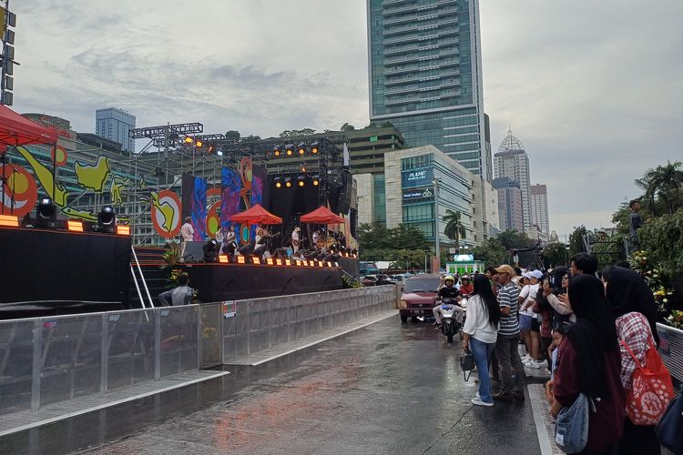 Warga ramai-ramai datangi panggung perayaan tahun baru di Bundaran HI