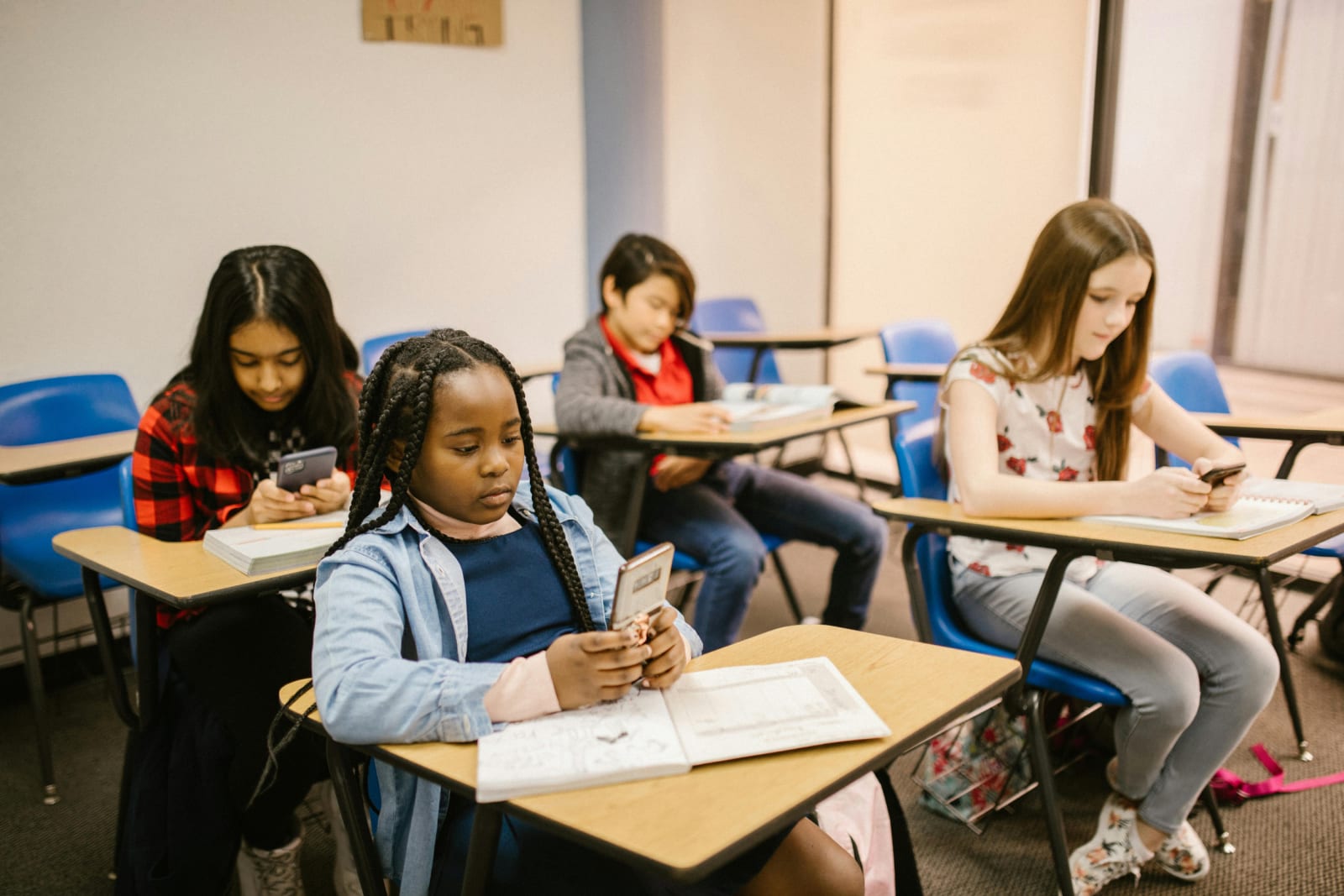 California cell phone ban set for schools in 2026, forcing students offline