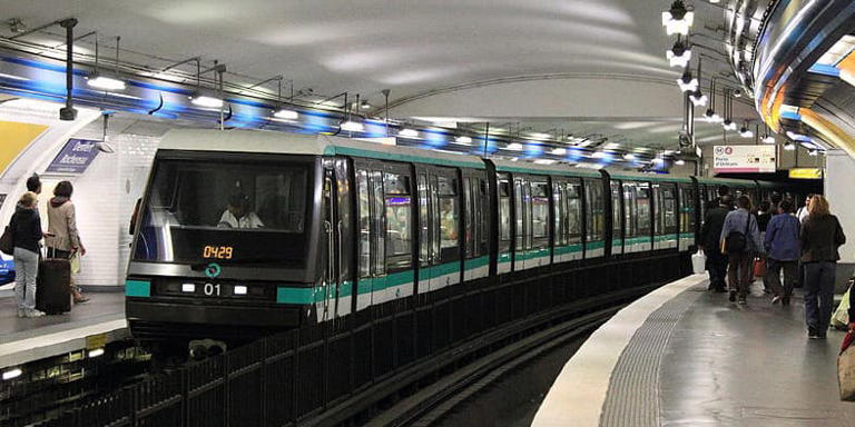 Un homme malvoyant meurt après être tombé sur les rails du métro à Paris