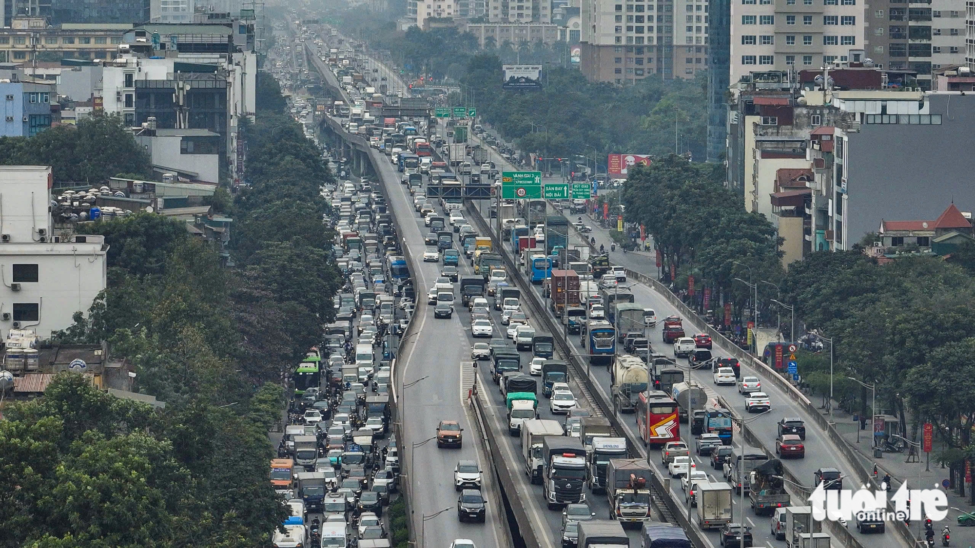 Người dân ùn ùn rời Hà Nội nghỉ Tết dương lịch, đường kẹt cứng từ trưa đến chiều