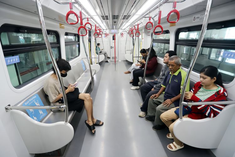 LRT Jakarta Beroperasi Sampai Pukul 02.00 Malam Tahun Baru 2026