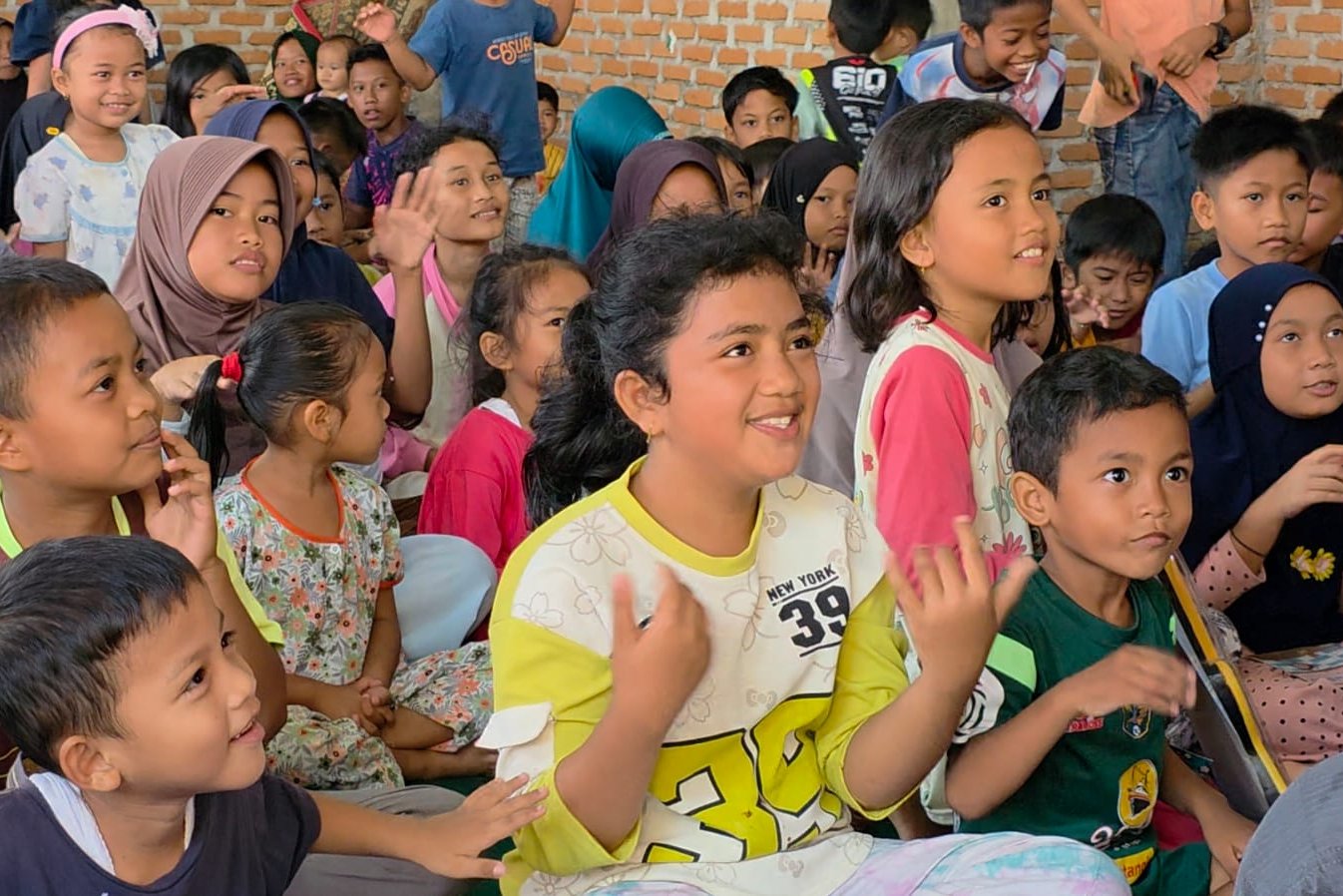 Pemulihan Trauma Anak Korban Banjir Aceh Nonton Film Komedi