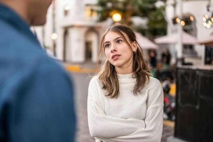 Mengapa Menyilangkan Tangan Dianggap Marah? Ini Makna Sebenarnya